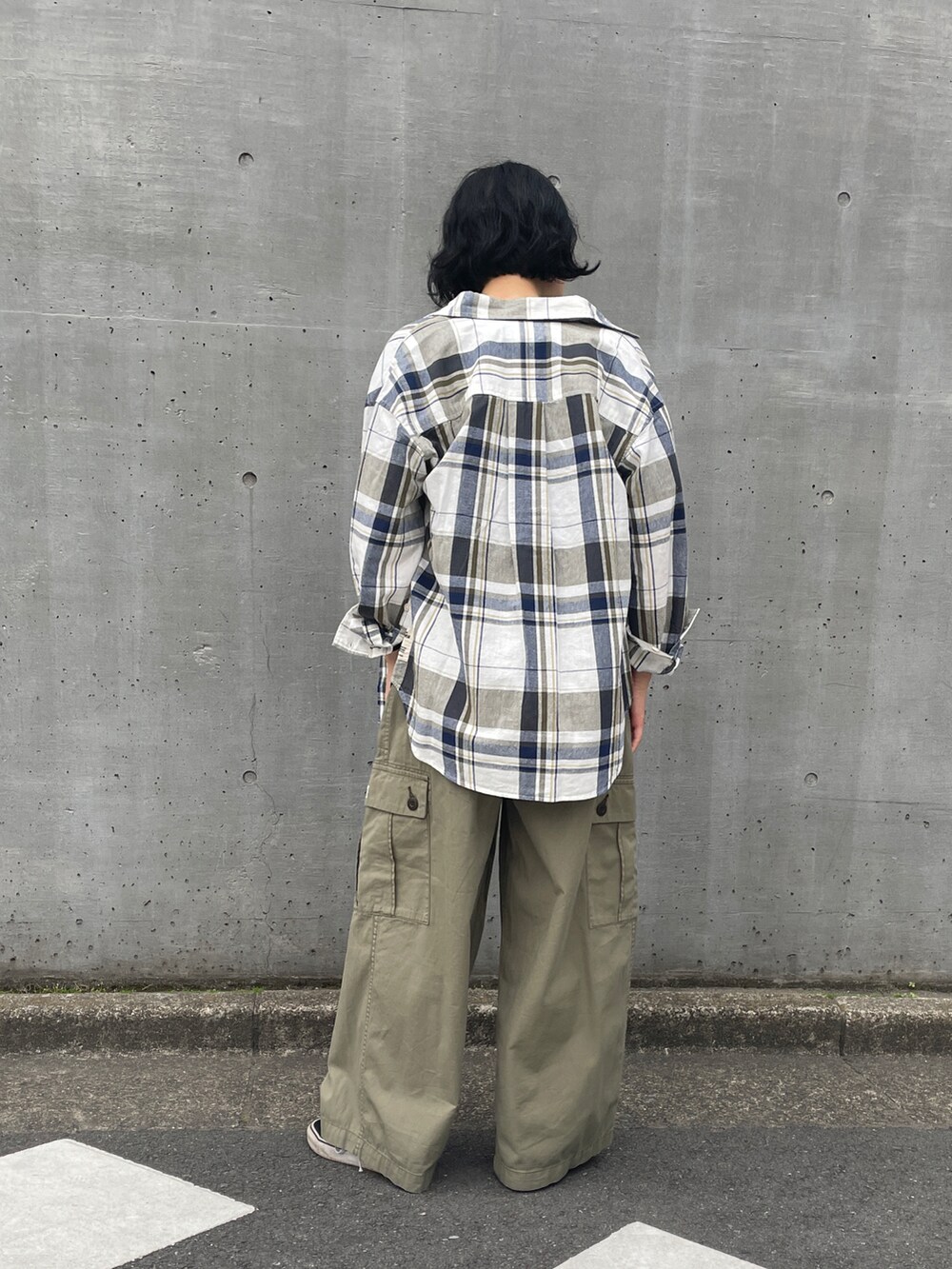 「CUBE SUGAR、タックパンツ、カーゴパンツ、ワークパンツ、ロゴT、古着風コーデ、チェックシャツ、オトナカジュアル」|「CUBE SUGARの汗ジミ防止カットソーロゴプリントTシャツ(Tシャツ/カットソー、ブルー系)」を使った、よしかわさん(レディース・160cm)の春コーディネートの2枚目の写真