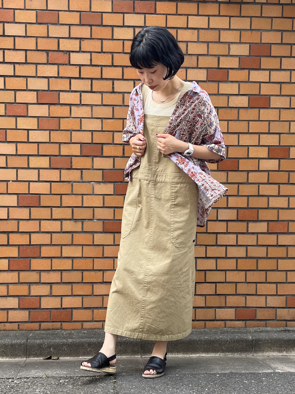 「CUBE SUGAR、ジャンパースカート、ベージュコーデ、チノスカート、柄シャツコーデ、サンダルコーデ、アメカジ女子部、アメカジスタイル」｜「CUBE SUGARの無地綿ツイルサロペットスカート（ジャンパースカート、ベージュ系）」を使った、よしかわさん（レディース・160cm）の夏コーディネートの2枚目の写真
