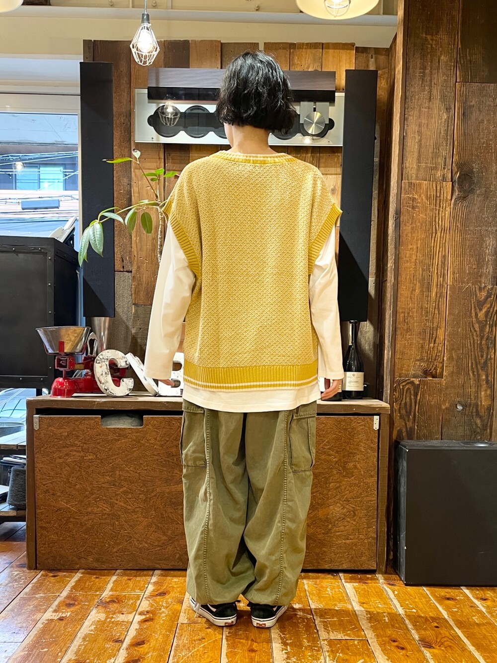 「CUBE SUGAR、キューブシュガー、古着風コーデ、ママコーデ、アラサーママ、カーゴパンツ、ニットベスト、白ロンT、カーゴパンツコーデ、カーゴパンツ カーキ、ロンT クロムハーツ 白Tシャツ、ニットベスト×Tシャツ」|「CUBE SUGARのバルキーニットVネックライン入りベスト(ベスト、イエロー系)」を使った、よしかわさん(レディース・160cm)の秋コーディネートの2枚目の写真