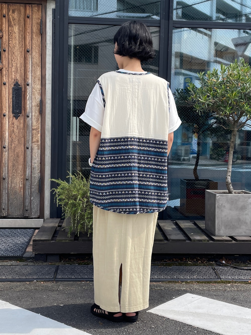 「CUBE SUGAR、アウトドアコーデ、アウトドアミックス、フェスコーデ、白T、ベージュコーデ、KEEN」｜「CUBE SUGARのOE天竺カットソーアウトドアグラフィックTシャツ（Tシャツ/カットソー、ホワイト系）」を使った、よしかわさん（レディース・160cm）の夏コーディネートの3枚目の写真