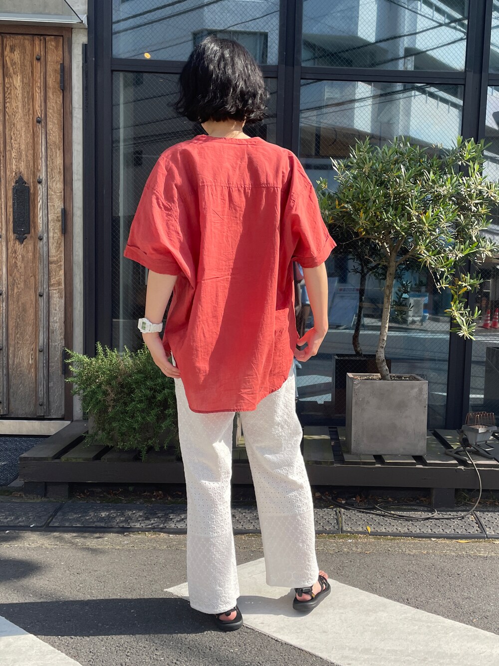 「CUBE SUGAR、シャツコーデ、ノーカラーシャツ、レースパンツ、ホワイトパンツ、大人カジュアル」｜「CUBE SUGARのインド綿アシッドウォッシュドルマンスリーブシャツ（シャツ/ブラウス、ピンク系）」を使った、よしかわさん（レディース・160cm）の春コーディネートの3枚目の写真
