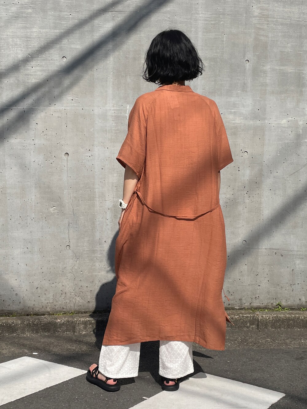 「CUBE SUGAR、シャツワンピース、シャツワンピ、レースパンツ、ホワイトパンツ」|「CUBE SUGARのシャドーボーダー変り袖シャツワンピース(シャツワンピース、ブラウン系)」を使った、よしかわさん(レディース・160cm)の春コーディネートの2枚目の写真