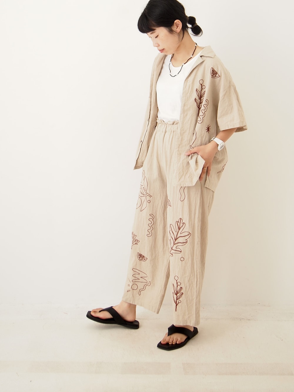 「夏コーデ、ラクチンコーデ、TOBILA、CUBE SUGAR、セットアップスタイル、休日コーデ、綿麻シャツ、綿麻パンツ、刺繍シャツ、刺繍パンツ」｜「TOBILAのコットンリネンボタニカル刺繍オープンカラーシャツ（シャツ/ブラウス、ベージュ系）」を使った、よしかわさん（レディース・160cm）の春コーディネートの2枚目の写真