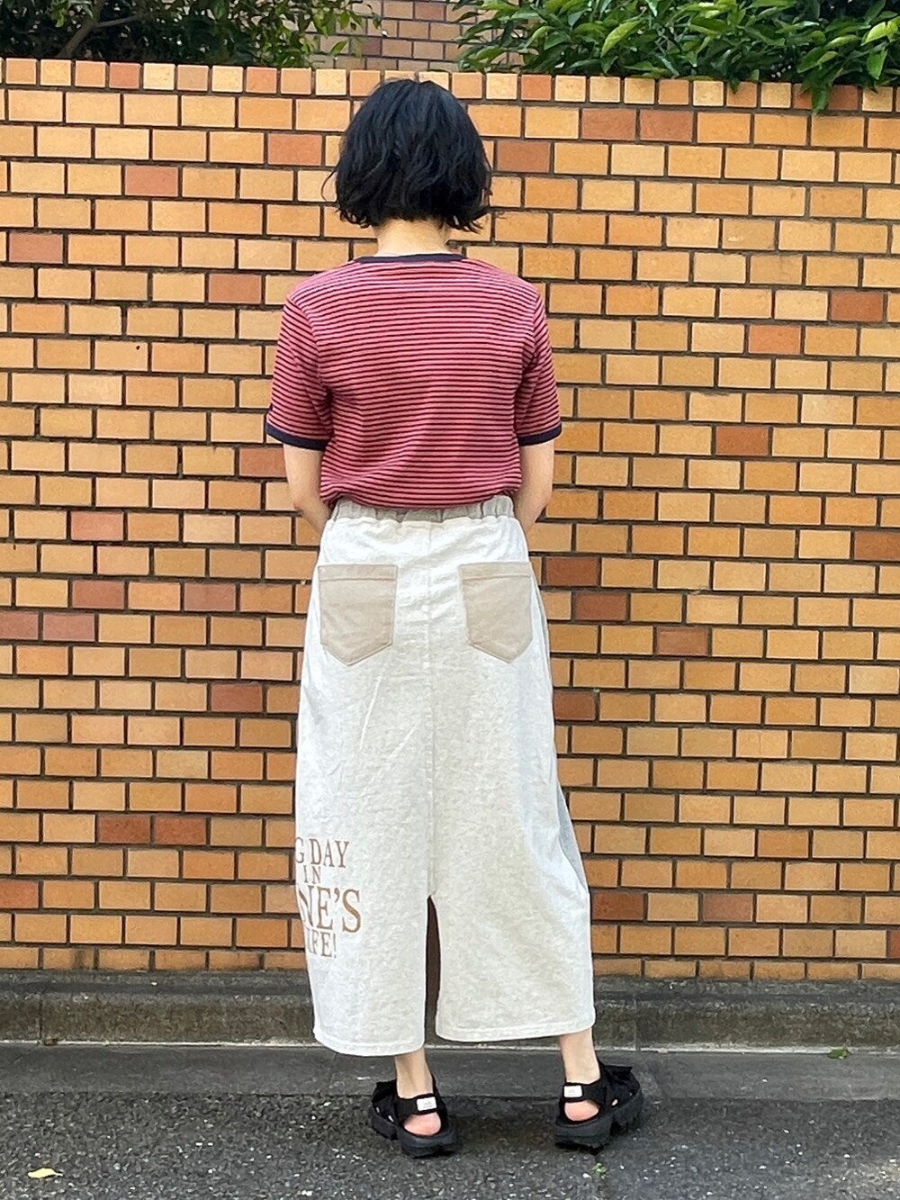 「CUBE SUGAR、ボーダーTシャツ、リンガーTシャツ、コクーンスカート、古着風コーデ、カジュアルコーデ」｜「CUBE SUGARのテレコリブボーダーリンガーTシャツ（Tシャツ/カットソー、ピンク系）」を使った、よしかわさん（レディース・160cm）の春コーディネートの2枚目の写真