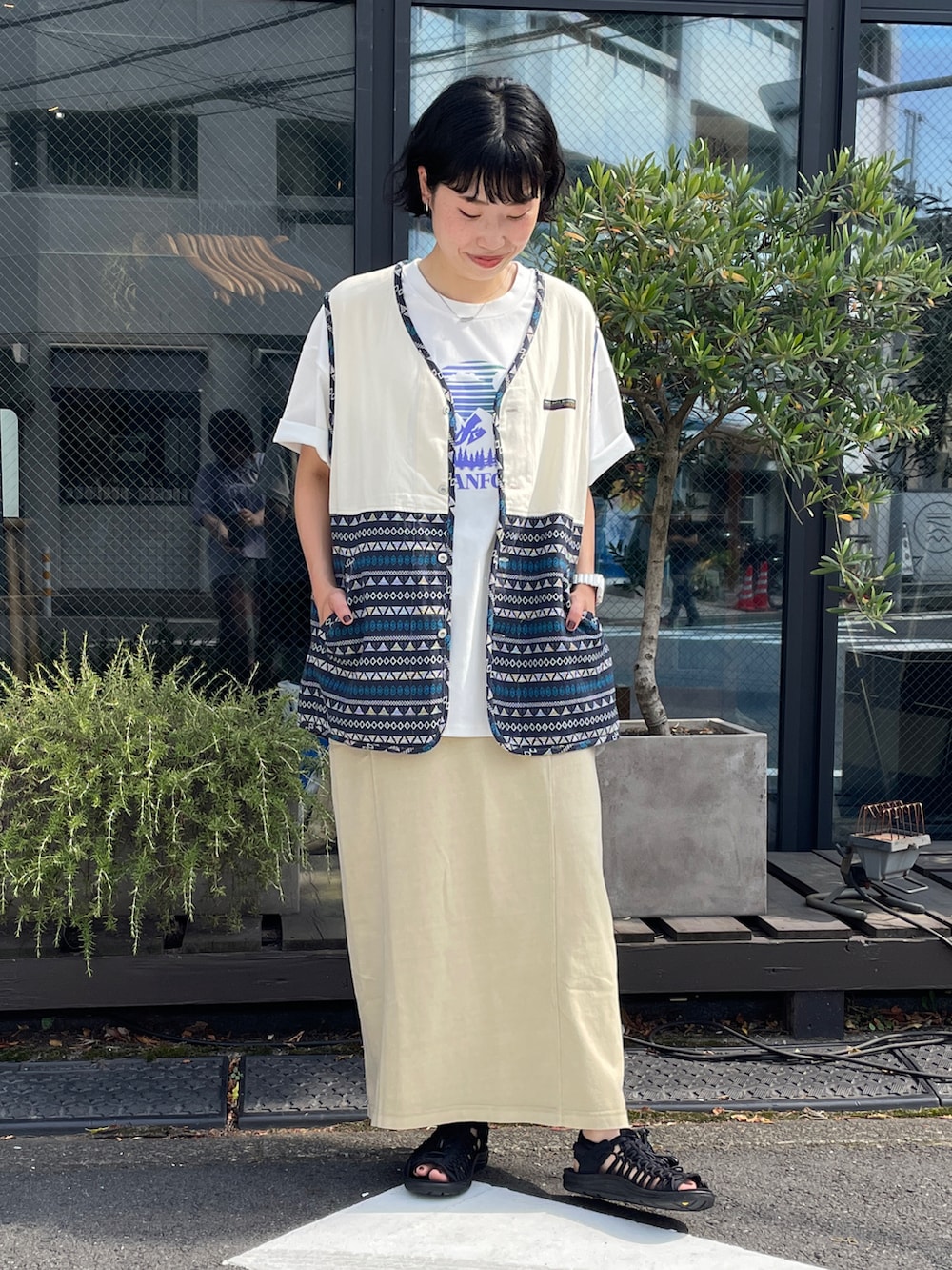 「CUBE SUGAR、アウトドアコーデ、アウトドアミックス、フェスコーデ、白T、ベージュコーデ、KEEN」｜「CUBE SUGARのOE天竺カットソーアウトドアグラフィックTシャツ（Tシャツ/カットソー、ホワイト系）」を使った、よしかわさん（レディース・160cm）の夏コーディネートの2枚目の写真