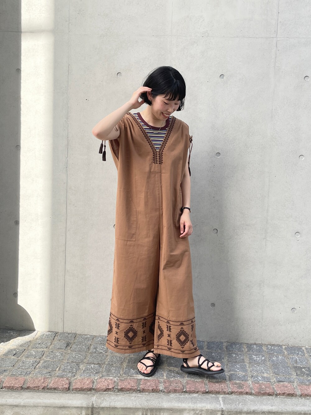 「CUBE SUGAR、刺繍オールインワン、刺繍ブラウス、オールインワン、オトナカジュアル、ボーダータンク、ボーダーインナー」｜「CUBE SUGARの綿スラブローン刺繍オールインワン（つなぎ/オールインワン、ブラウン系）」を使った、よしかわさん（レディース・160cm）の春コーディネートの2枚目の写真