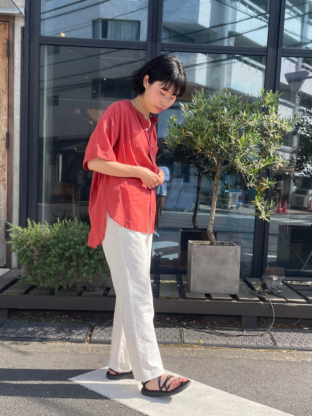 「CUBE SUGAR、シャツコーデ、ノーカラーシャツ、レースパンツ、ホワイトパンツ、大人カジュアル」｜「CUBE SUGARのインド綿アシッドウォッシュドルマンスリーブシャツ（シャツ/ブラウス、ピンク系）」を使った、よしかわさん（レディース・160cm）の春コーディネートの2枚目の写真