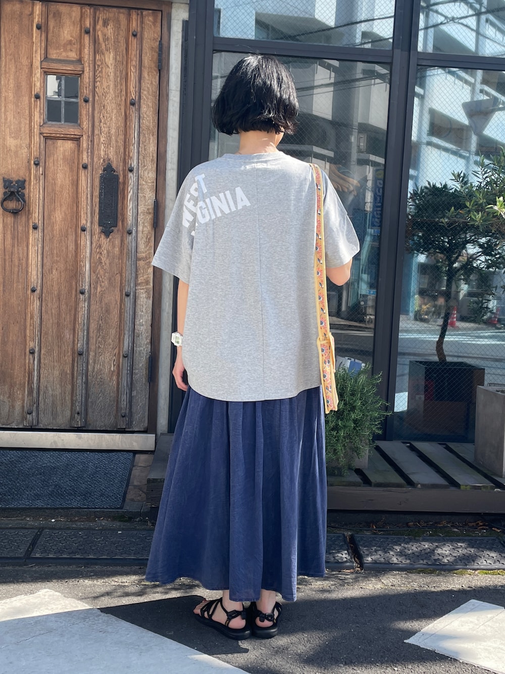 「CUBE SUGAR、休日コーデ、汗染み防止、初夏コーデ、ミニショルダーバッグ、Tシャツコーデ、Tシャツ×スカート、バックロゴT、バックロゴ」|「CUBE SUGARのインド綿アシッドウォッシュギャザースカート(スカート、ブルー系)」を使った、よしかわさん(レディース・160cm)の春コーディネートの2枚目の写真
