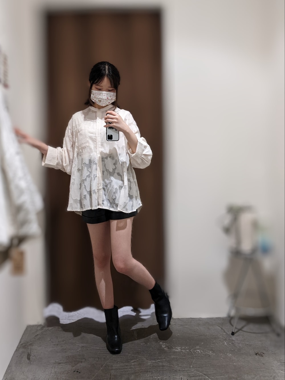 グリーン系のハンドバッグ、ホワイト系のシャツ/ブラウス、ブラック系のその他パンツを着用したレディースの秋コーディネートの3枚目の写真
