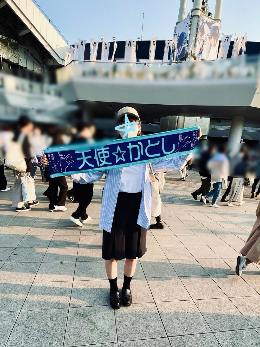 ブルー系のシャツ/ブラウス、ホワイト系のトートバッグ、レッド系のローファーを着用したレディースの春コーディネートの2枚目の写真