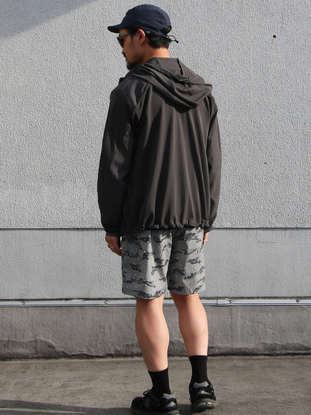 グレー系のその他アウター、ブルー系のニット/セーター、グリーン系のその他パンツを着用したメンズの夏コーディネートの3枚目の写真