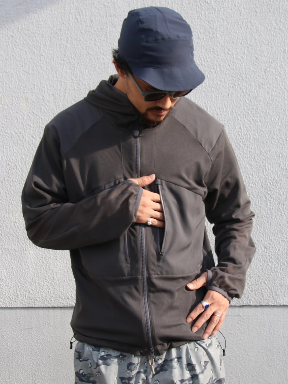 グレー系のその他アウター、ブルー系のニット/セーター、グリーン系のその他パンツを着用したメンズの夏コーディネートの4枚目の写真