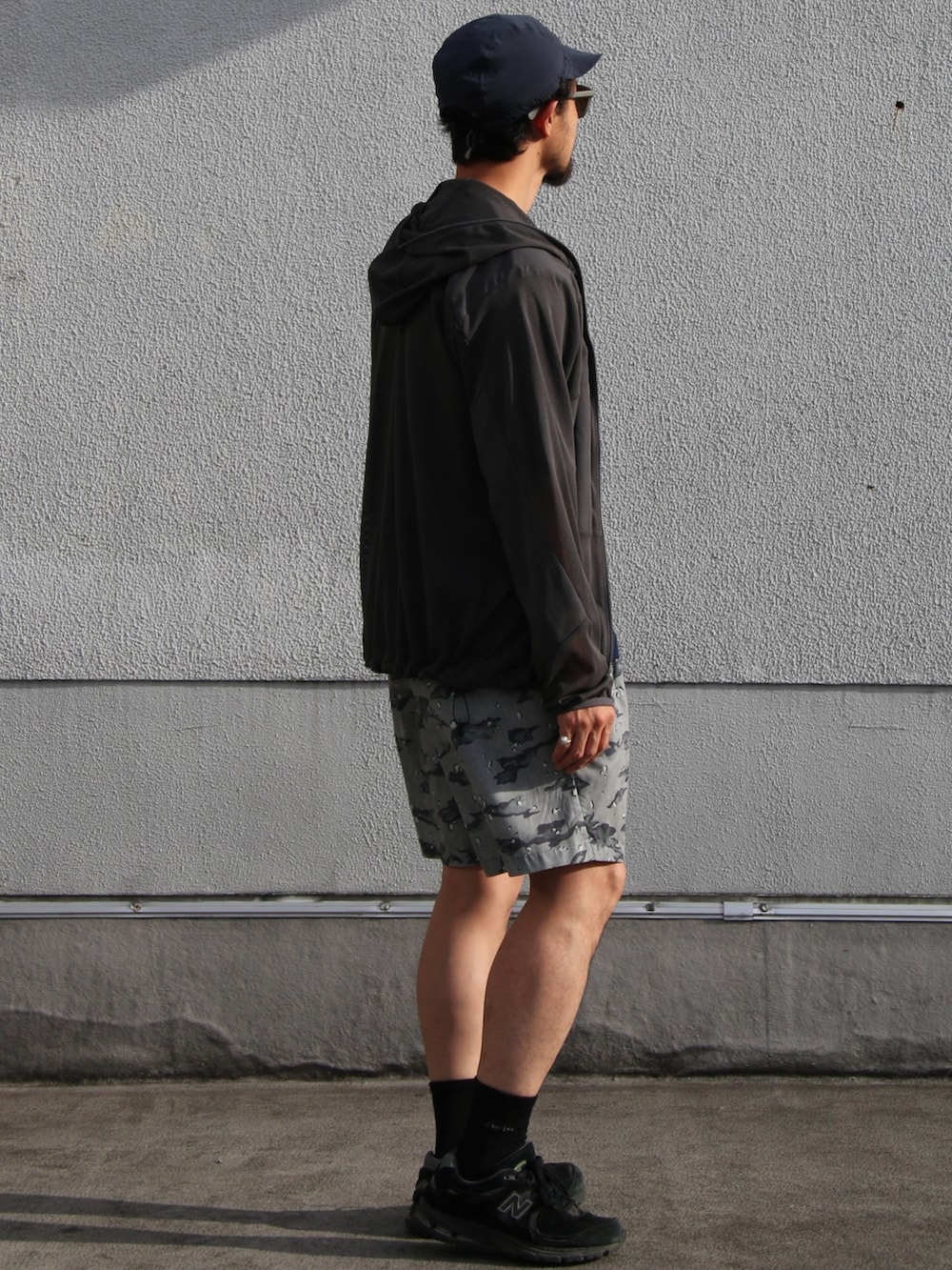 グレー系のその他アウター、ブルー系のニット/セーター、グリーン系のその他パンツを着用したメンズの夏コーディネートの2枚目の写真