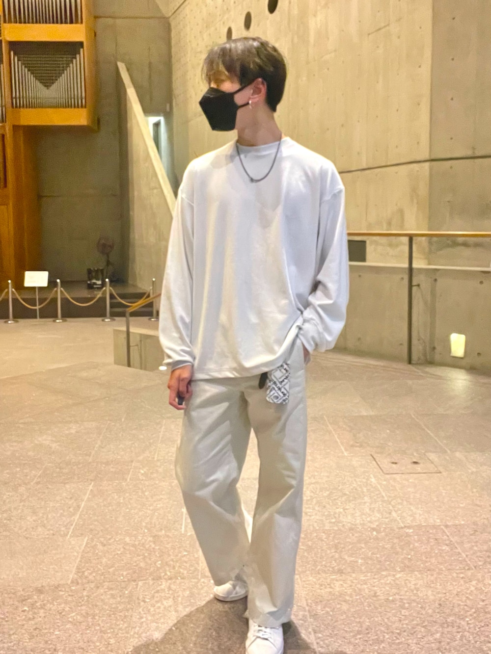 グレー系のシャツ/ブラウス、ホワイト系のニット/セーター、ホワイト系のその他パンツを着用したメンズの冬コーディネートの2枚目の写真