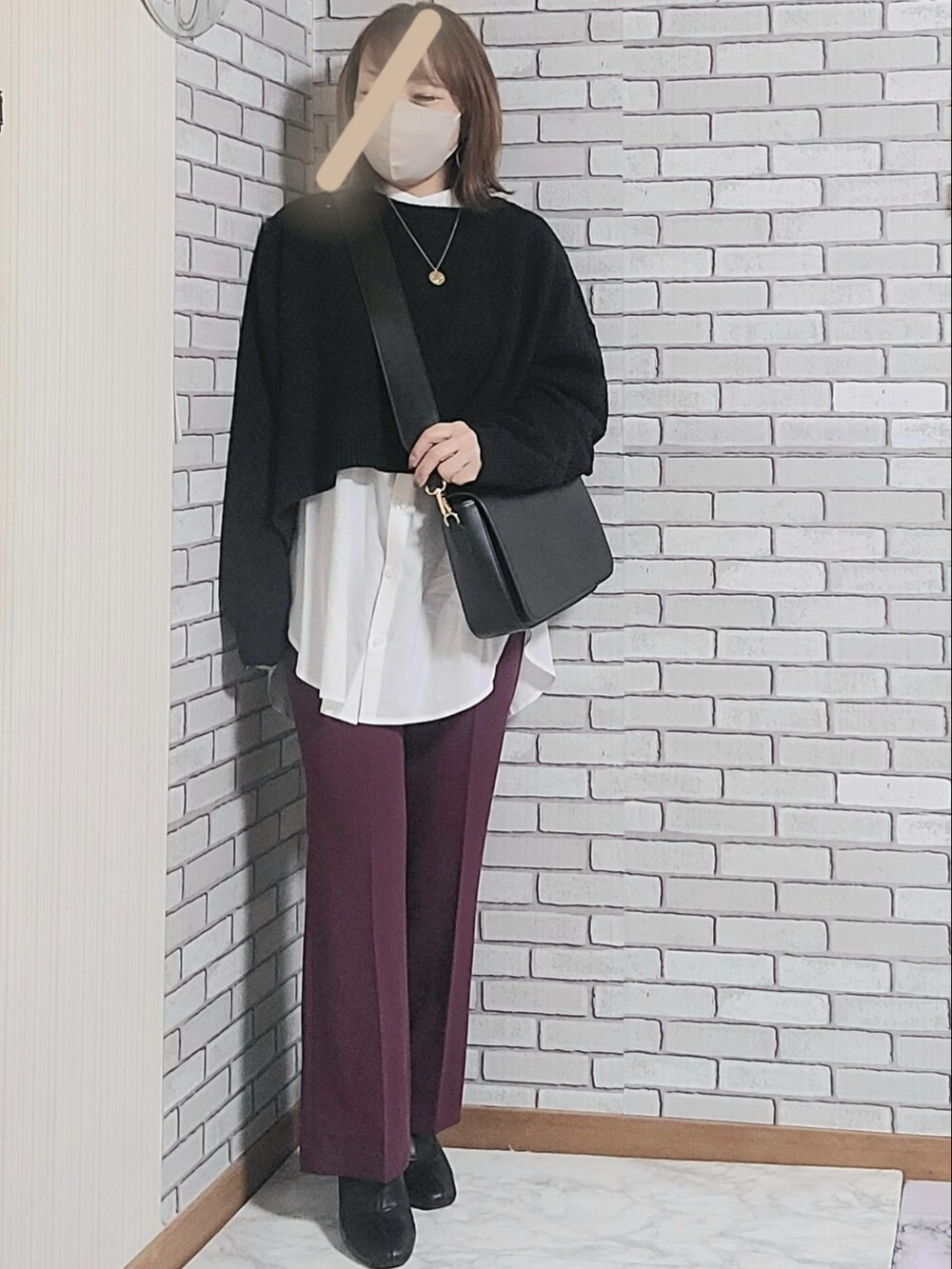 ベージュ系のノーカラーコート、ブラック系のワンピース、ホワイト系のシャツ/ブラウスを着用したレディースの冬コーディネートの2枚目の写真