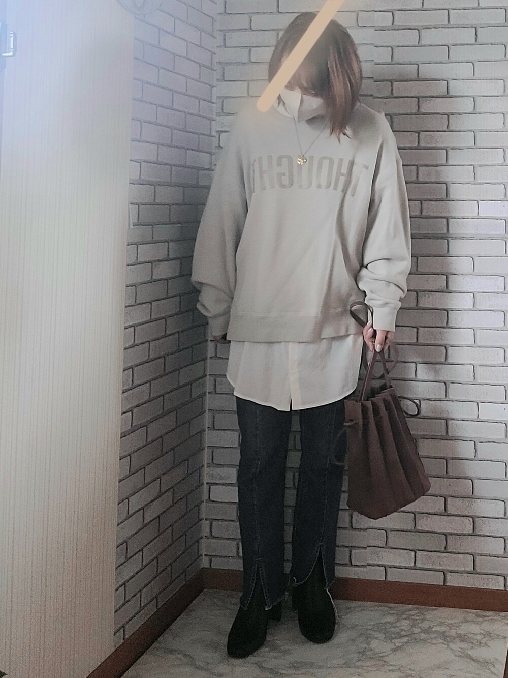 ブラック系のMA-1、ベージュ系のスウェット、ホワイト系のシャツ/ブラウスを着用したレディースの秋コーディネートの2枚目の写真