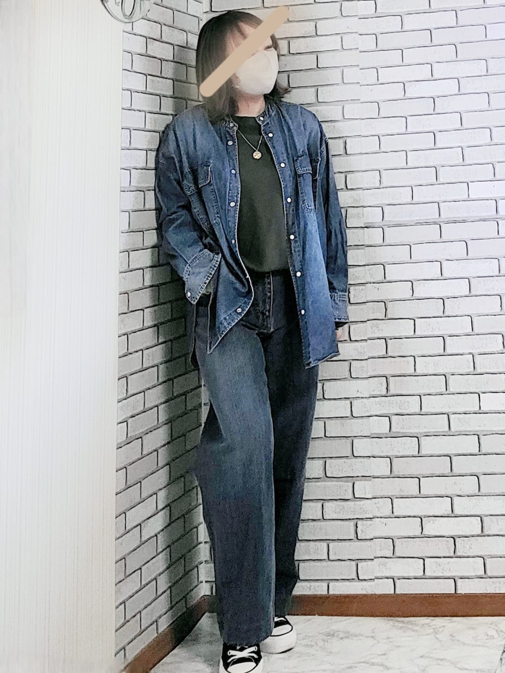 「きれいめカジュアル、大人カジュアル、大人コーデ、40代、低身長、デニムオンデニム、トレンチコート、デニムシャツ、ワッフル、ワイドデニム、スニーカー、コンバース、ビッグショルダー」｜「SLOBE IENAのトレンチコート◆（トレンチコート、ベージュ系）」を使った、numacoさん（レディース・150cm）の春コーディネートの2枚目の写真