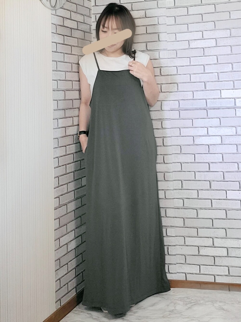 「きれいめカジュアル、大人カジュアル、大人コーデ、40代、低身長、デニムシャツ、キャミワンピ、サンダル、カコバッグ」｜「SLOBE IENAのLE DENIM スタンドシャツ【洗濯機使用可能】◆（シャツ/ブラウス、ブルー系）」を使った、numacoさん（レディース・150cm）の春コーディネートの2枚目の写真