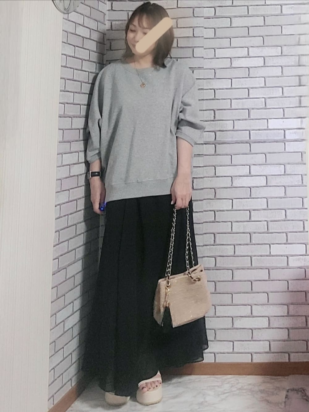 「きれいめカジュアル、大人カジュアル、大人コーデ、40代、低身長、甘辛mix、スウェット、フレアスカート、透け感、厚底サンダル、ストラップサンダル、かごバッグ」｜「JOURNAL STANDARD relumeの《追加2》度甘裏毛ドルマンプルオーバー（Tシャツ/カットソー、グレー系）」を使った、numacoさん（レディース・150cm）の秋コーディネートの2枚目の写真