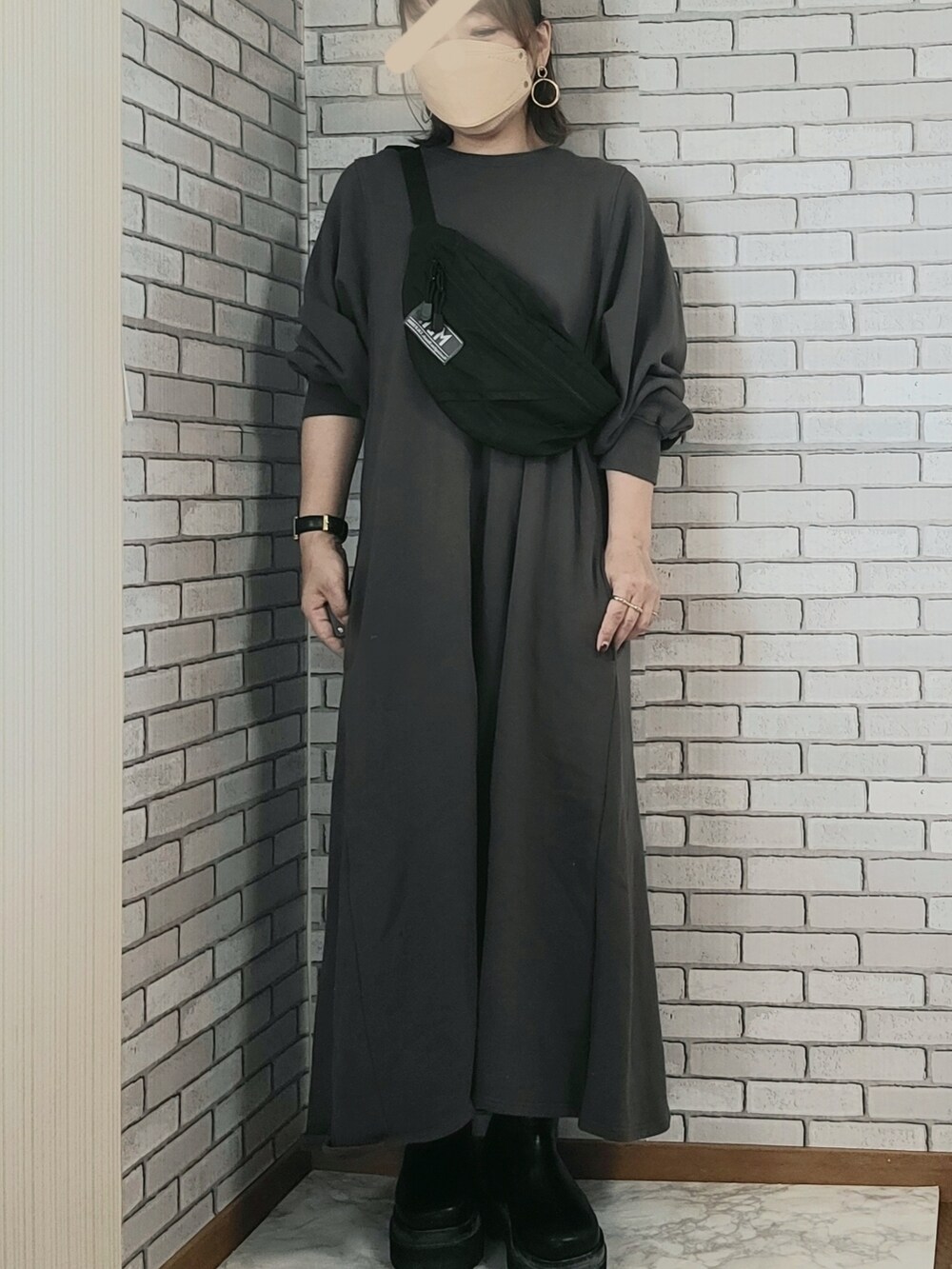 ブルー系のデニムジャケット、グレー系のワンピース、ブラック系のボディバッグ/ウエストポーチを着用したレディースの秋コーディネートの2枚目の写真