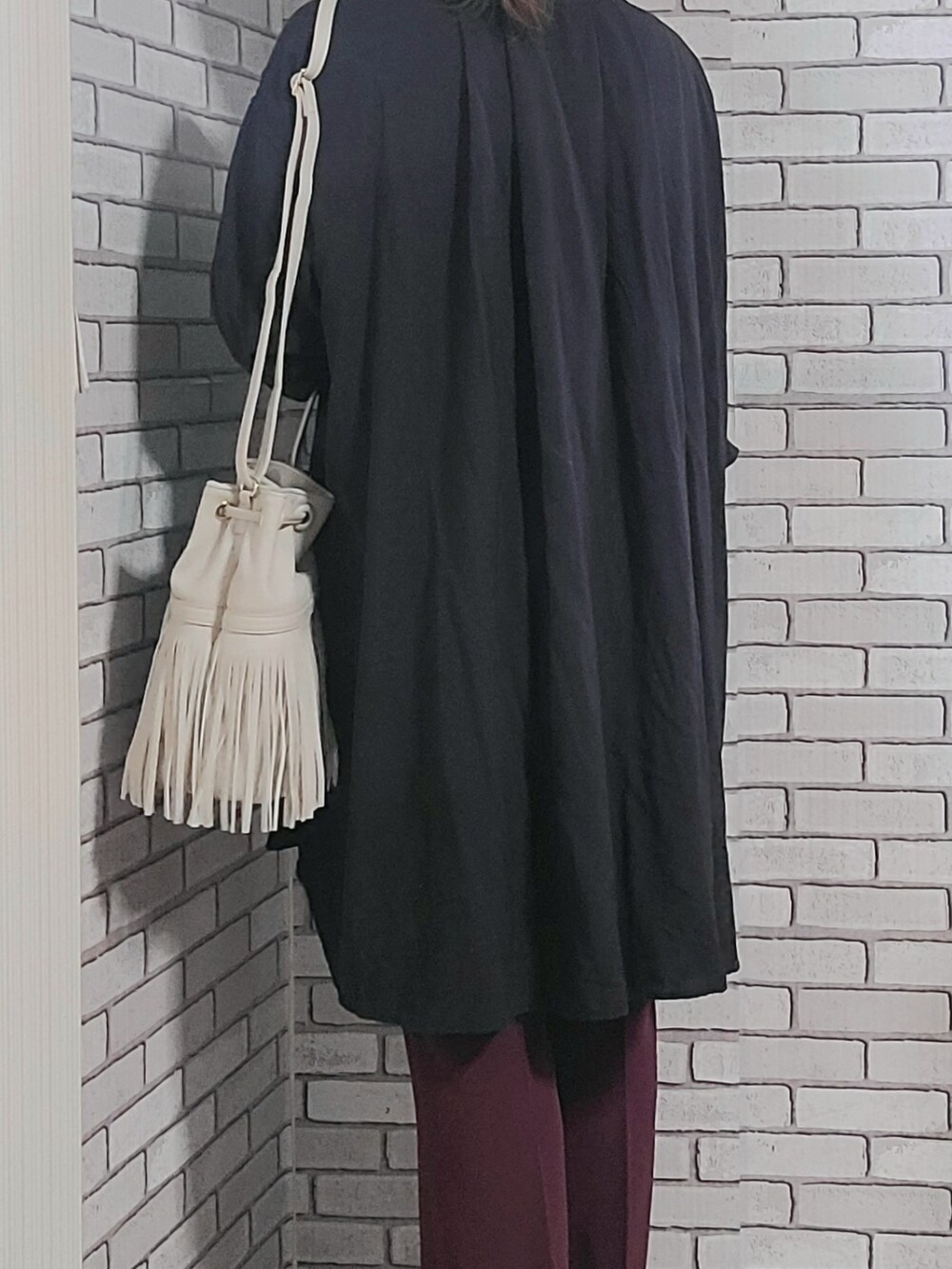 ブラック系のシャツ/ブラウス、レッド系のその他パンツ、ホワイト系のショルダーバッグを着用したレディースの秋コーディネートの2枚目の写真