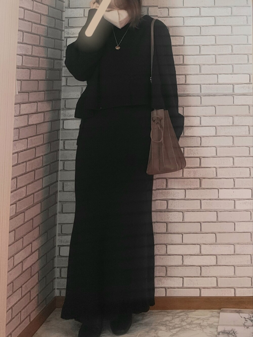 ベージュ系のブルゾン、ブラック系のワンピース、ブラック系のブーツを着用したレディースの秋コーディネートの2枚目の写真