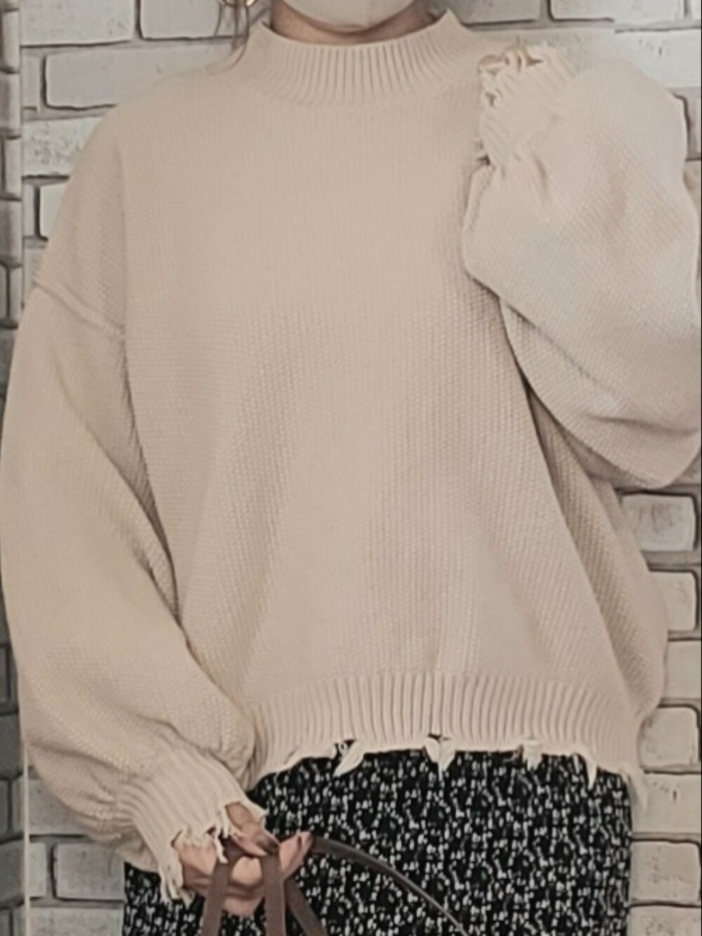 ベージュ系のブルゾン、ベージュ系のニット/セーター、ブラック系のスカートを着用したレディースの秋コーディネートの3枚目の写真