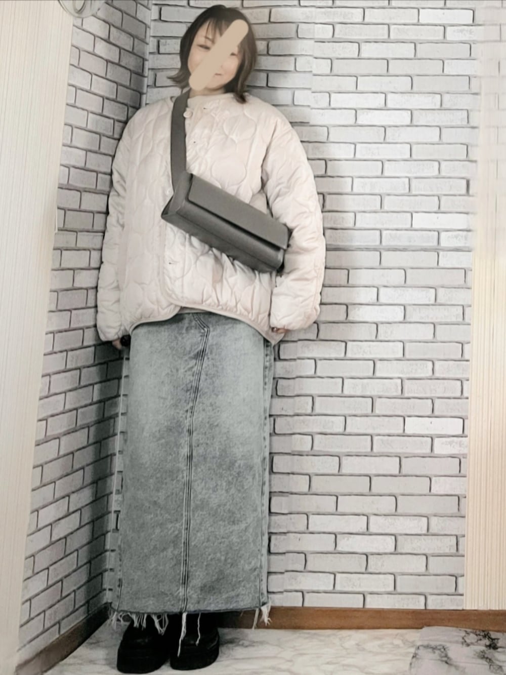 「きれいめカジュアル、大人カジュアル、大人コーデ、40代、低身長、こなれ感、レイヤードスタイル、ロゴスウェット、シアートップス、デニムスカート、ダメージデニム、厚底ブーツ、サイドゴアブーツ、バケットバッグ、ショルダーバッグ」｜「JOURNAL STANDARDの《WEB限定》スウェットシャツ【THOUGHT】◆（スウェット、ベージュ系）」を使った、numacoさん（レディース・150cm）の秋コーディネートの2枚目の写真
