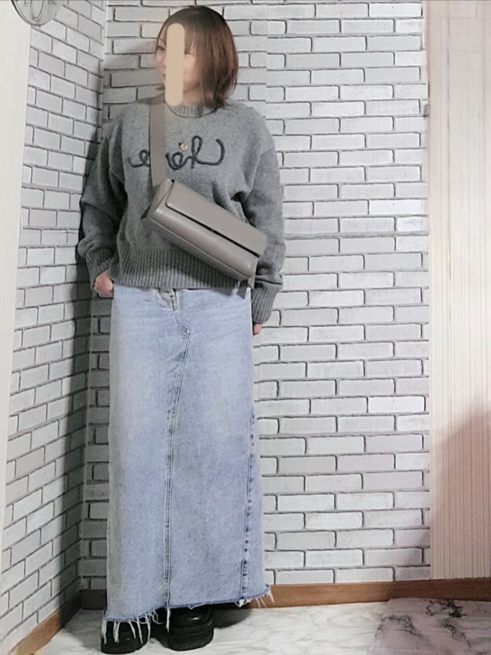 「きれいめカジュアル、大人カジュアル、40代、低身長、ZARA、フェイクレザー、ボアブルゾン、ダメージデニム、デニムスカート、厚底ブーツ、サイドゴアブーツ、バケットバッグ、イヤーカフ」｜「ZARAの裏ボアフェイクレザーブルゾン（ブルゾン、ブラック系）」を使った、numacoさん（レディース・150cm）の冬コーディネートの2枚目の写真