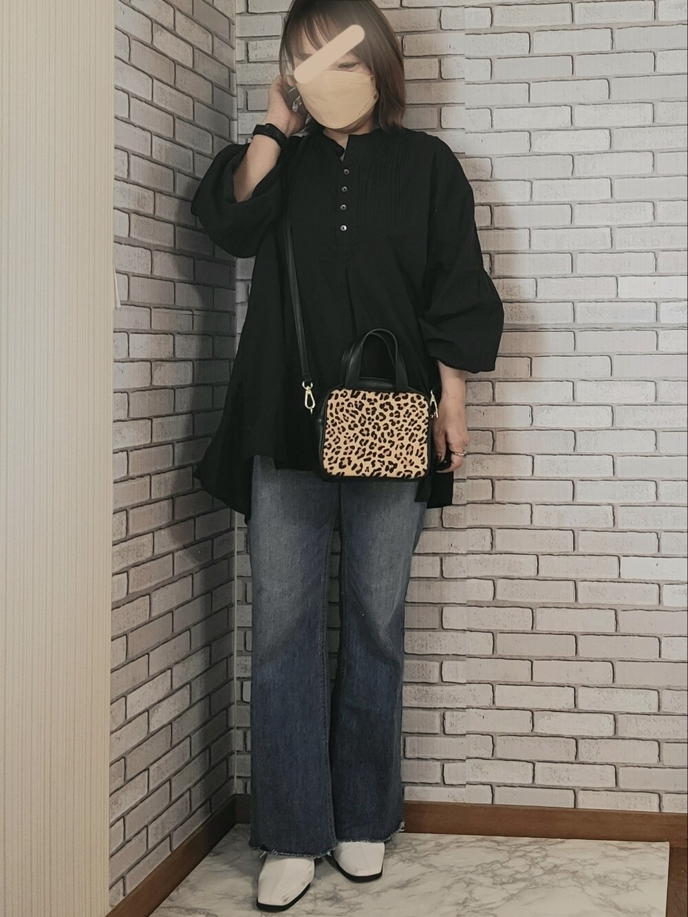 ブラック系のシャツ/ブラウス、ブルー系のデニムパンツ、その他のショルダーバッグを着用したレディースの秋コーディネートの2枚目の写真