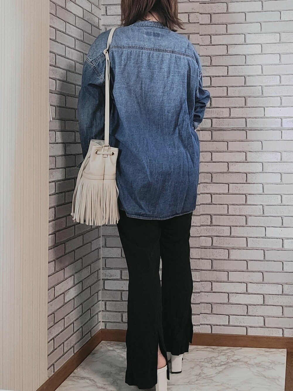 ブルー系のシャツ/ブラウス、ホワイト系のタンクトップ、ホワイト系のショルダーバッグを着用したレディースの秋コーディネートの3枚目の写真