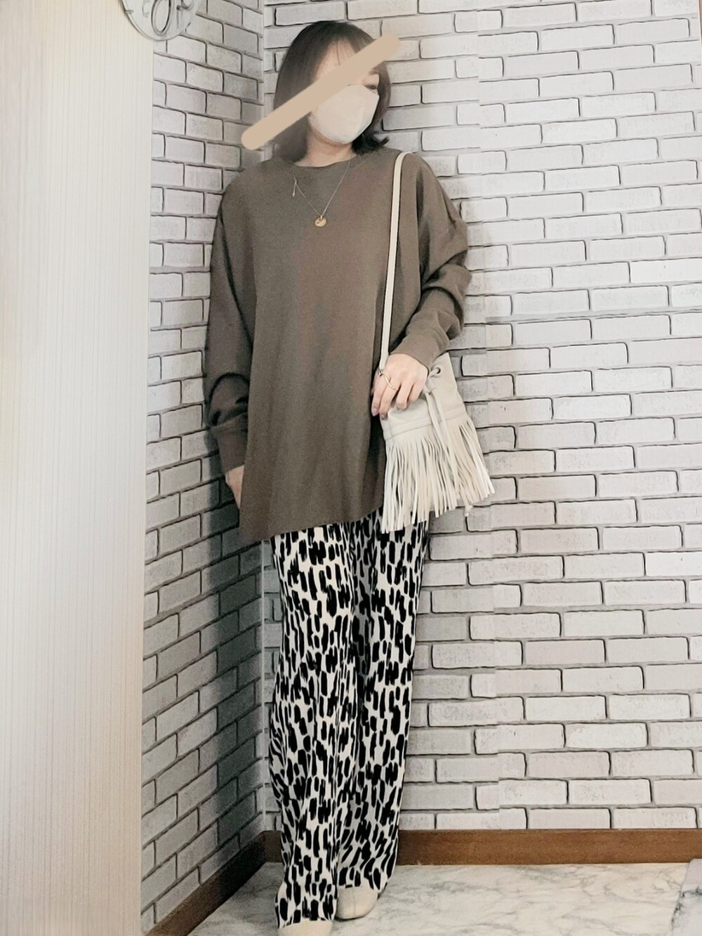 ブラック系のMA-1、ベージュ系のTシャツ/カットソー、その他のその他パンツを着用したレディースの春コーディネートの2枚目の写真