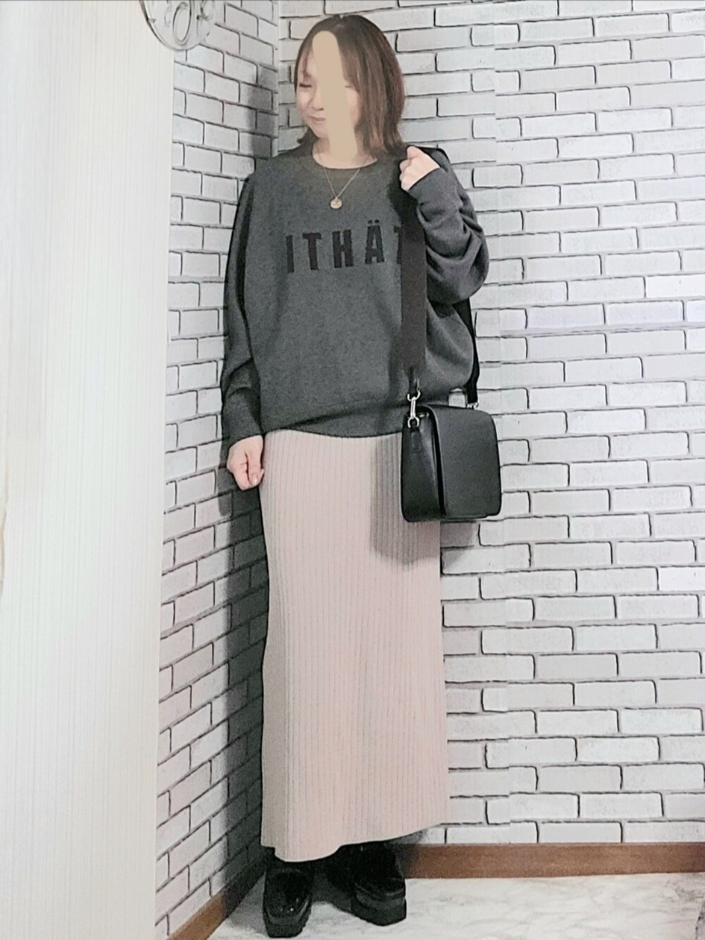 「きれいめカジュアル、大人カジュアル、大人コーデ、40代、低身長、MA-1、ロゴニット、ニットスカート、タイトスカート、レースアップシューズ、厚底シューズ、ショルダーバッグ、コインネックレス、イヤーカフ」|「URBAN RESEARCH Sonny Labelの(撥水加工)オーバーサイズMA-1ブルゾン(MA-1、ブラック系)」を使った、numacoさん(レディース・150cm)の春コーディネートの2枚目の写真