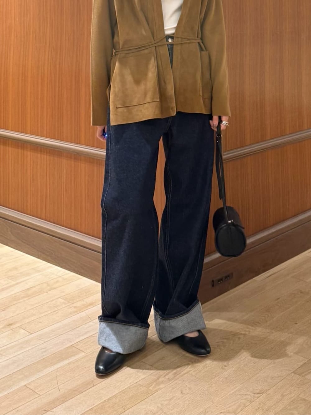 イエロー系のその他アウター、ホワイト系のキャミソール、ブルー系のデニムパンツを着用したレディースの秋コーディネートの4枚目の写真