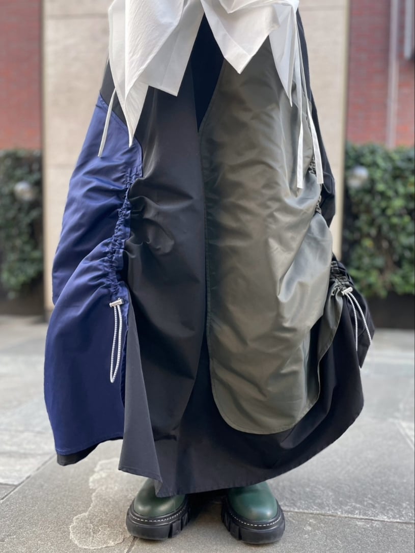 グレー系のスウェット、ホワイト系のシャツ/ブラウス、ブラック系のスカートを着用したレディースの冬コーディネートの8枚目の写真