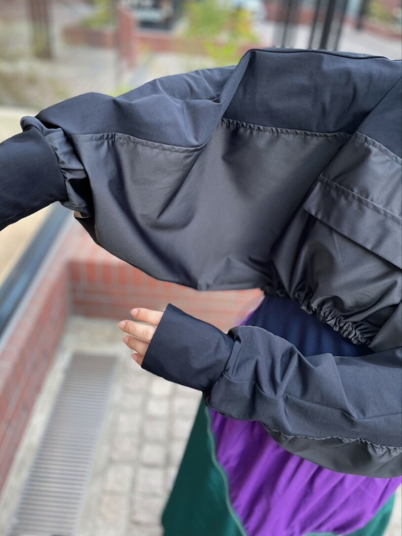 ブラック系のTシャツ/カットソー、パープル系のワンピース、ブラック系のブーツを着用したレディースの春コーディネートの6枚目の写真