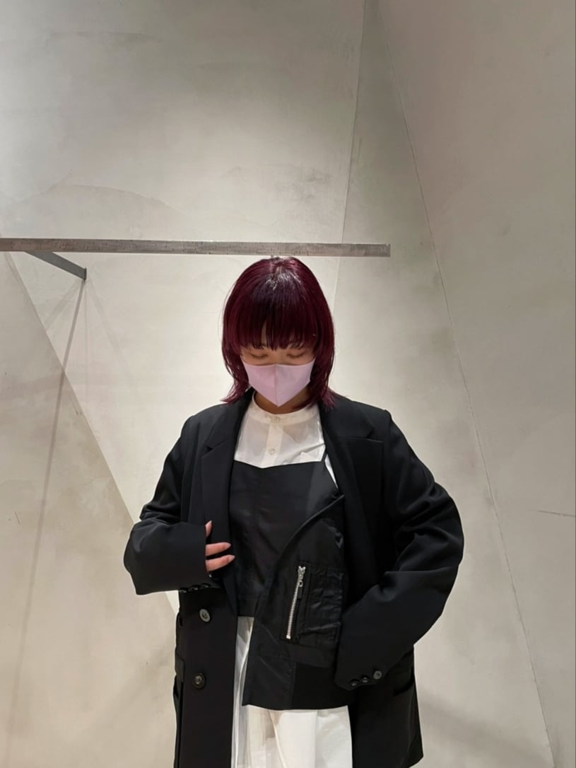 ブラック系のテーラードジャケット、ホワイト系のシャツ/ブラウス、ブラック系のキャミソールを着用したレディースの冬コーディネートの3枚目の写真