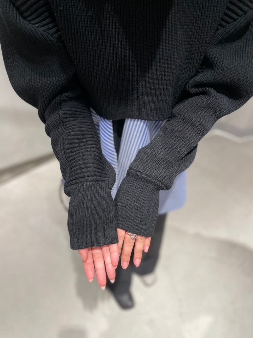 ブラック系のニット/セーター、その他のブーツ、その他のTシャツ/カットソーを着用したレディースの秋コーディネートの6枚目の写真