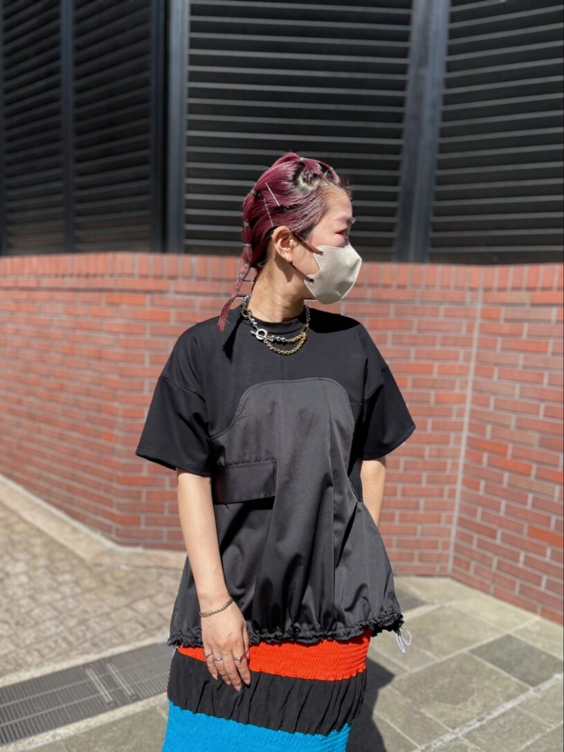 ブラック系のTシャツ/カットソー、ブラック系のスカート、ブラック系のブーツを着用したレディースの春コーディネートの3枚目の写真