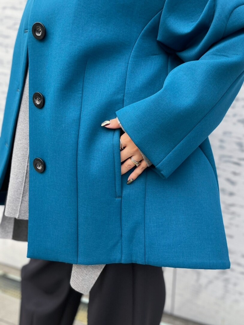 ブルー系のその他アウター、グレー系のニット/セーター、ブラック系のその他パンツを着用したレディースの冬コーディネートの6枚目の写真