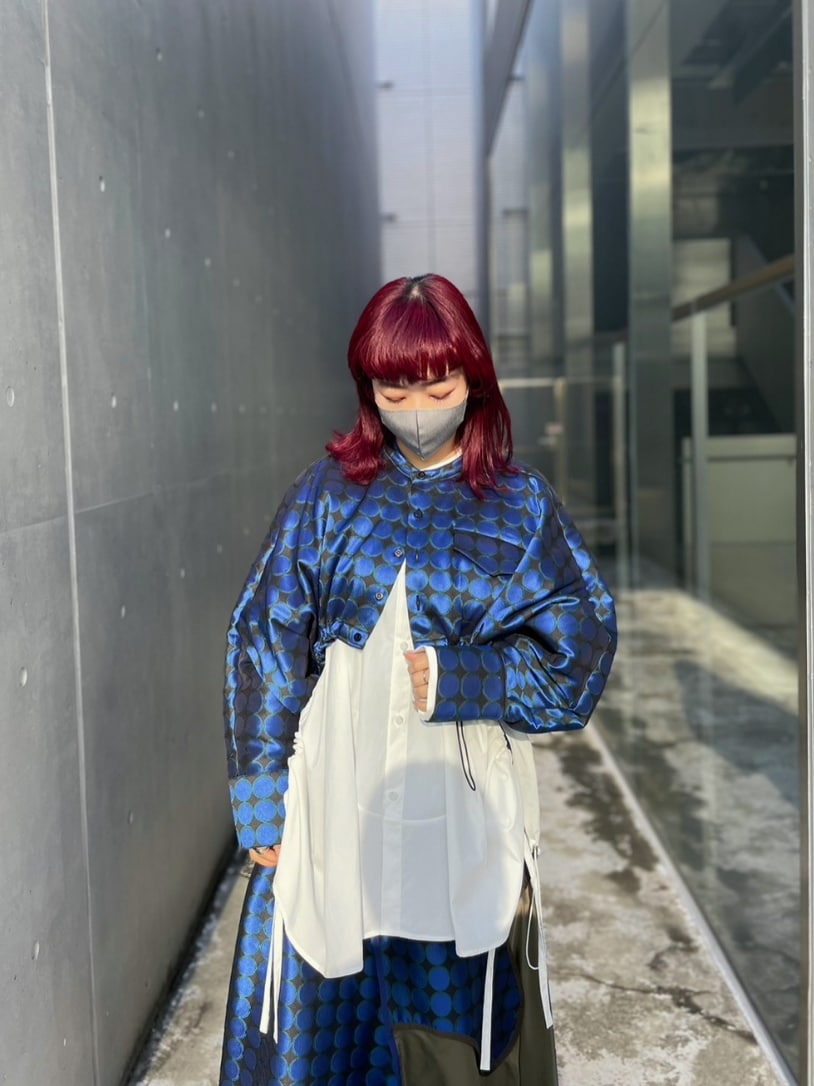 ブルー系のブルゾン、ホワイト系のシャツ/ブラウス、ブルー系のスカートを着用したレディースの冬コーディネートの3枚目の写真