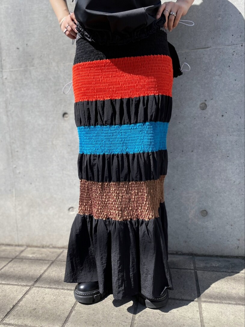 ブラック系のTシャツ/カットソー、ブラック系のスカート、ブラック系のブーツを着用したレディースの春コーディネートの6枚目の写真