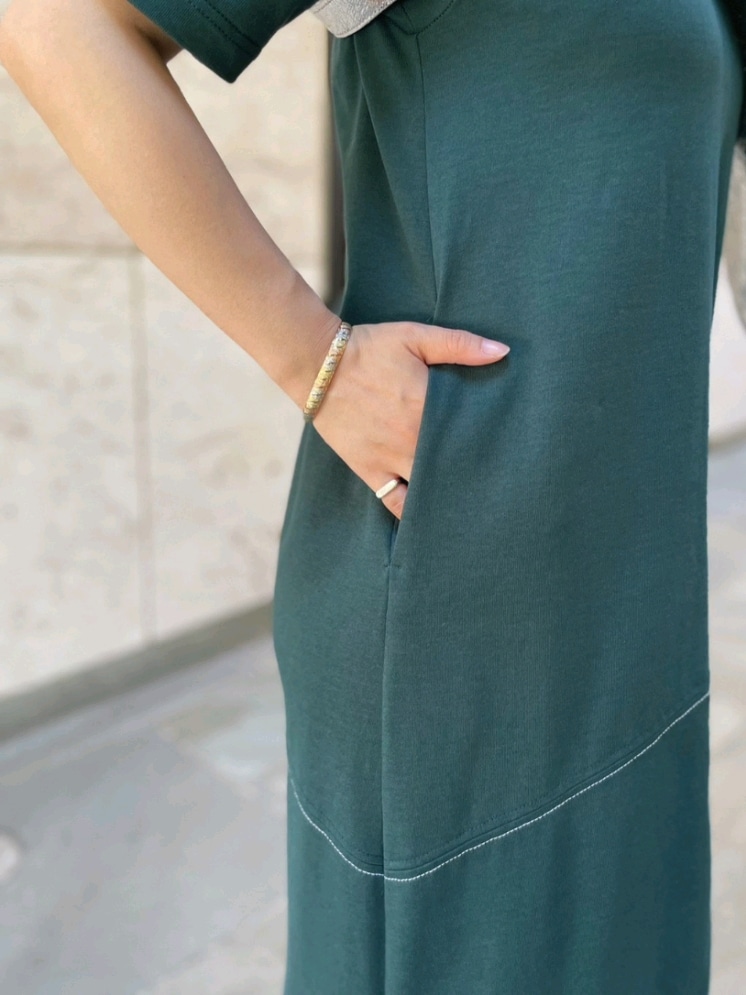 グリーン系のワンピース、ブラック系のサンダル、シルバー系のトートバッグを着用したレディースの夏コーディネートの4枚目の写真