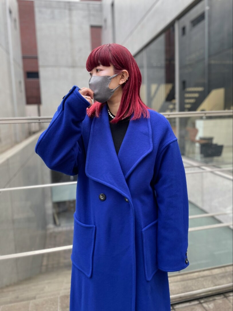 ブルー系のその他アウター、ブラック系のブーツを着用したレディースの冬コーディネートの4枚目の写真