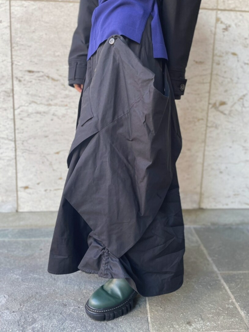 ブラック系のブルゾン、ブルー系のニット/セーター、ブラック系のスカートを着用したレディースの冬コーディネートの9枚目の写真