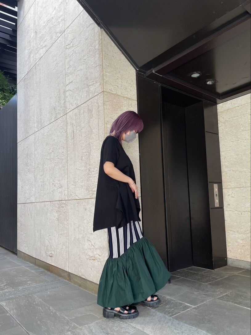 ブラック系のTシャツ/カットソー、その他のスカート、ブラック系のサンダルを着用したレディースの春コーディネートの8枚目の写真