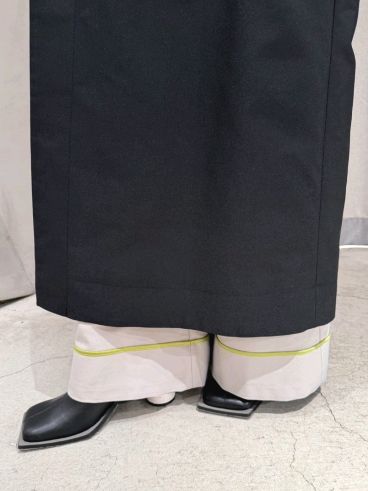 ブラック系のトレンチコート、グレー系のその他パンツ、ブラック系のパンプスを着用したレディースの春コーディネートの8枚目の写真