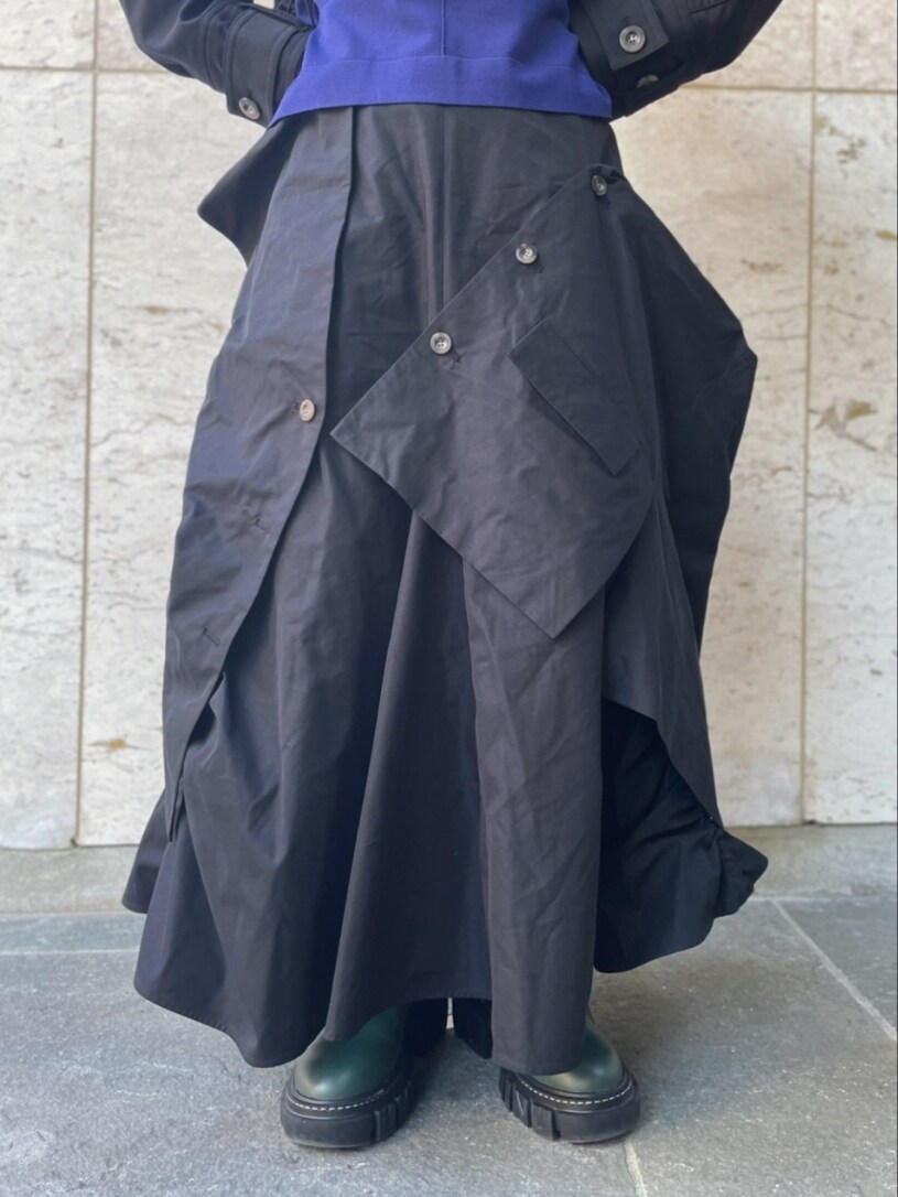 ブラック系のブルゾン、ブルー系のニット/セーター、ブラック系のスカートを着用したレディースの冬コーディネートの6枚目の写真