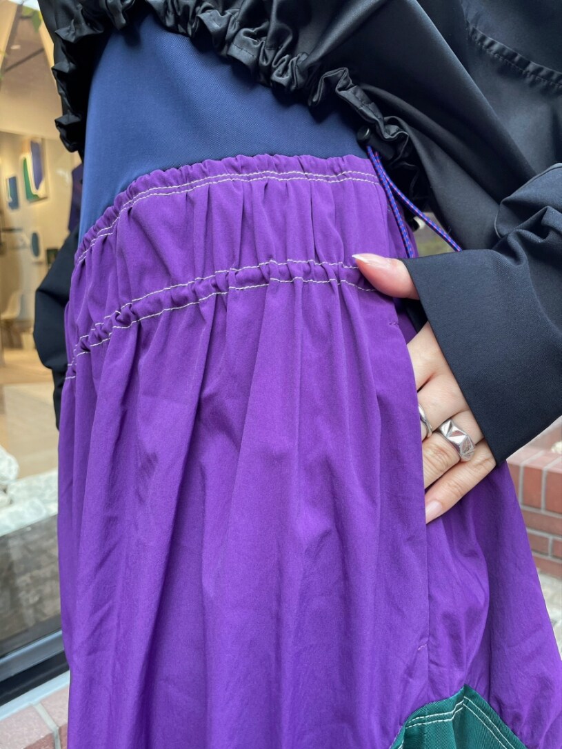 ブラック系のTシャツ/カットソー、パープル系のワンピース、ブラック系のブーツを着用したレディースの春コーディネートの8枚目の写真