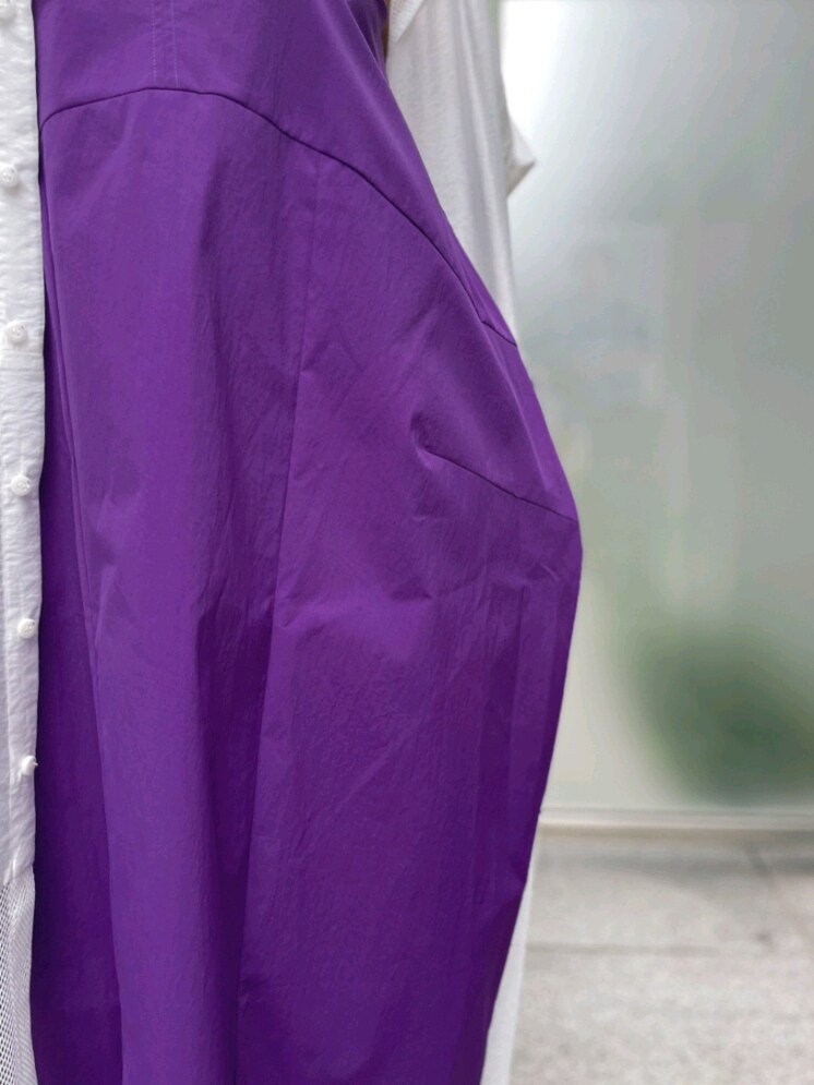 ホワイト系のシャツ/ブラウス、パープル系のワンピース、ブラック系のサンダルを着用したレディースの夏コーディネートの5枚目の写真